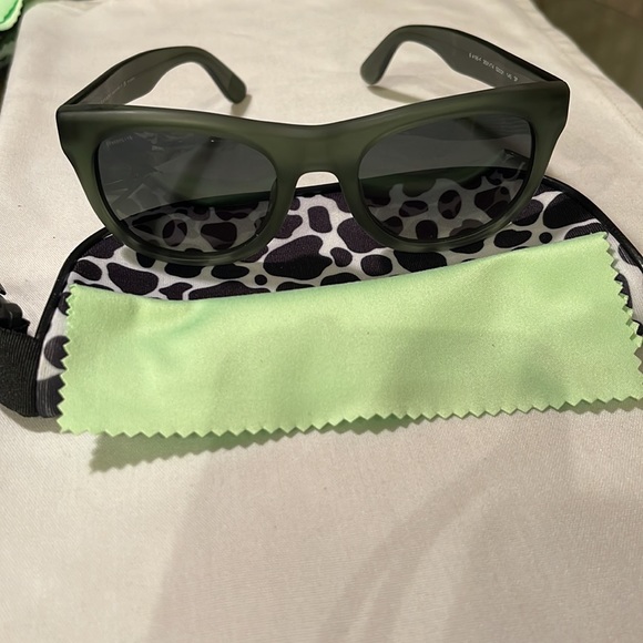 BURBERRY POLARIZED B4195-F 3531/T4 52 21 145 matte green frames, gray/green lens - Picture 7 of 7